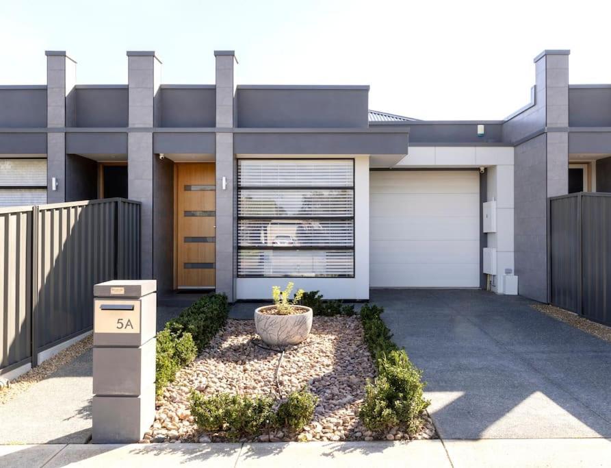 Luxury Home In Christies Beach With King Bed, Nbn, Netflix, 3Bed 2Bath Bagian luar foto
