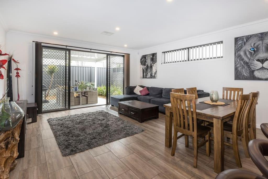 Luxury Home In Christies Beach With King Bed, Nbn, Netflix, 3Bed 2Bath Bagian luar foto